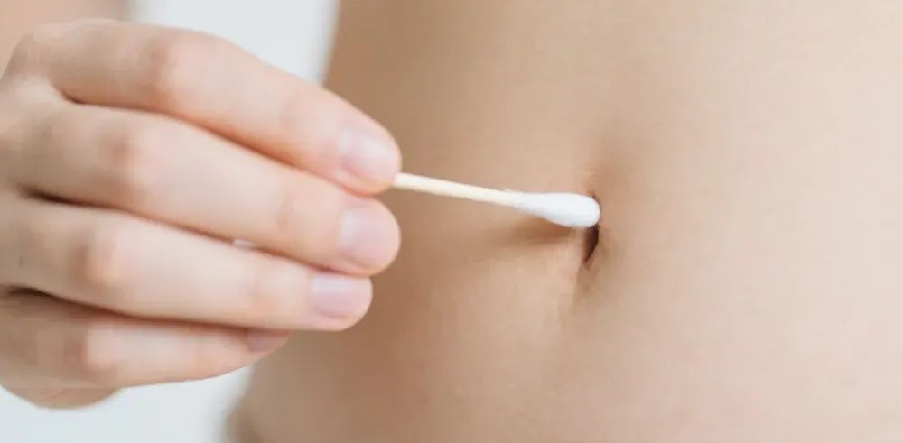 肚脐眼里臭臭的“泥”是啥？到底能不能用手抠？
