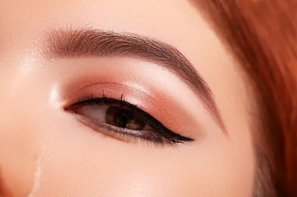 眼痒≠过敏！女子常用洗面奶卸妆眼部竟藏6条螨虫