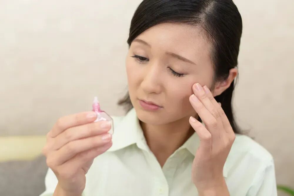 这种眼药水快扔掉！一女子滴后视力骤降至0.1，很多人都用错了