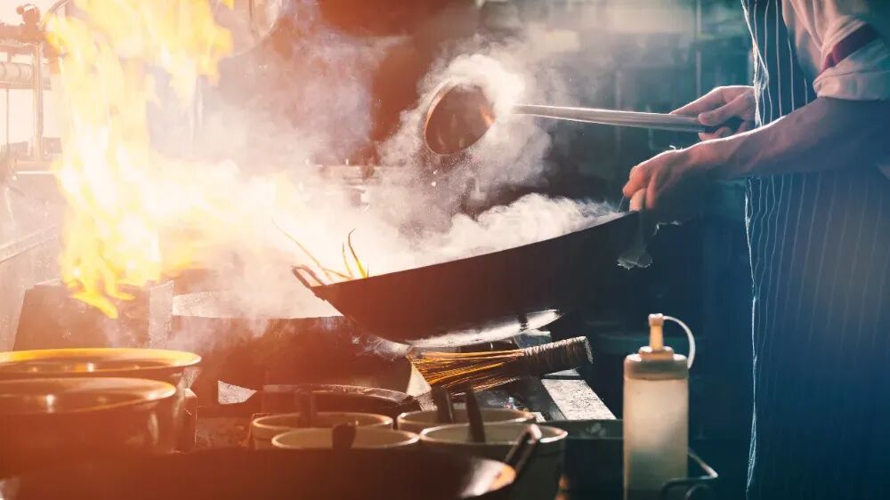 3个不起眼的炒菜习惯，伤肺还致癌，很多人却天天做